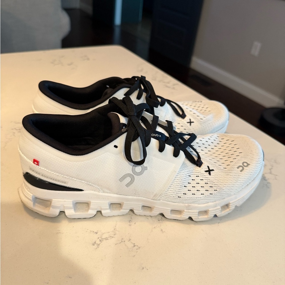 On Running Black and White Athletic Shoes Men’s 10M